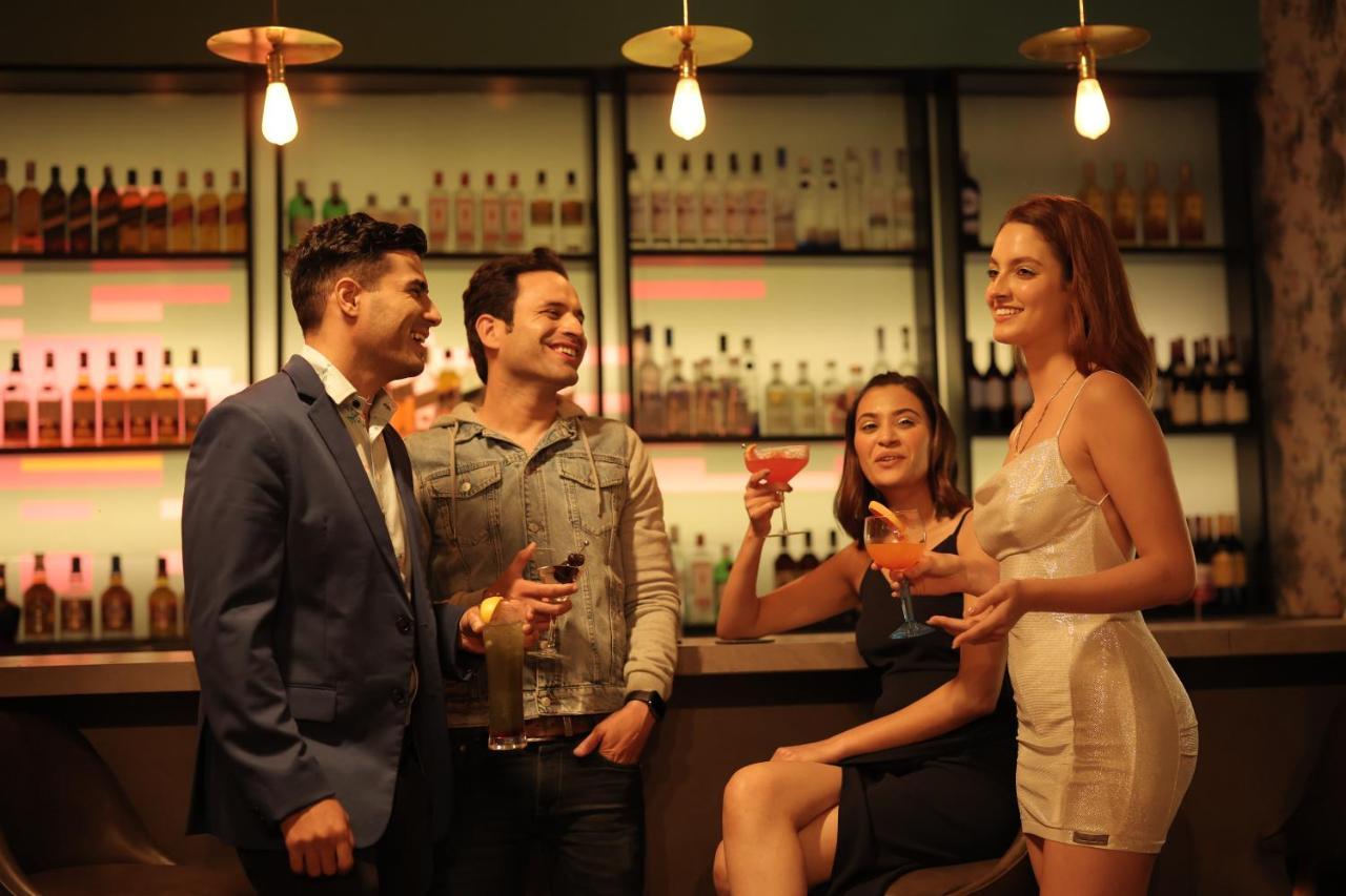Aloft New Delhi Aerocity Ngoại thất bức ảnh A bar in Singapore