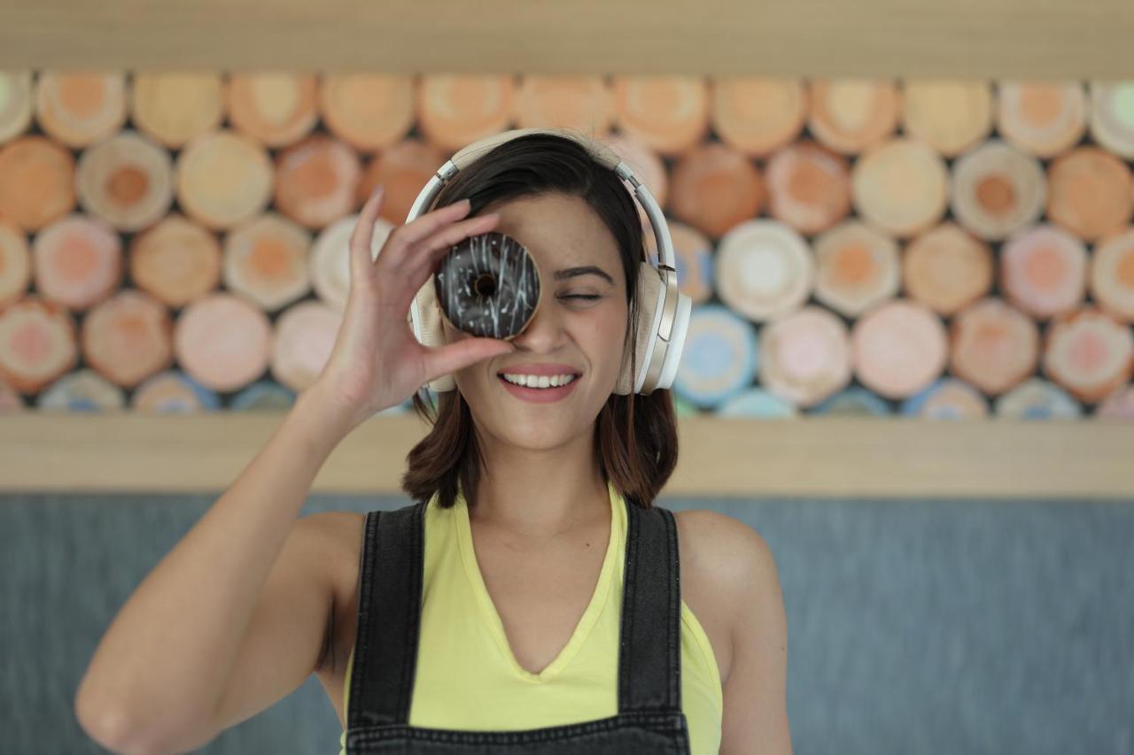Aloft New Delhi Aerocity Ngoại thất bức ảnh A woman wearing headphones