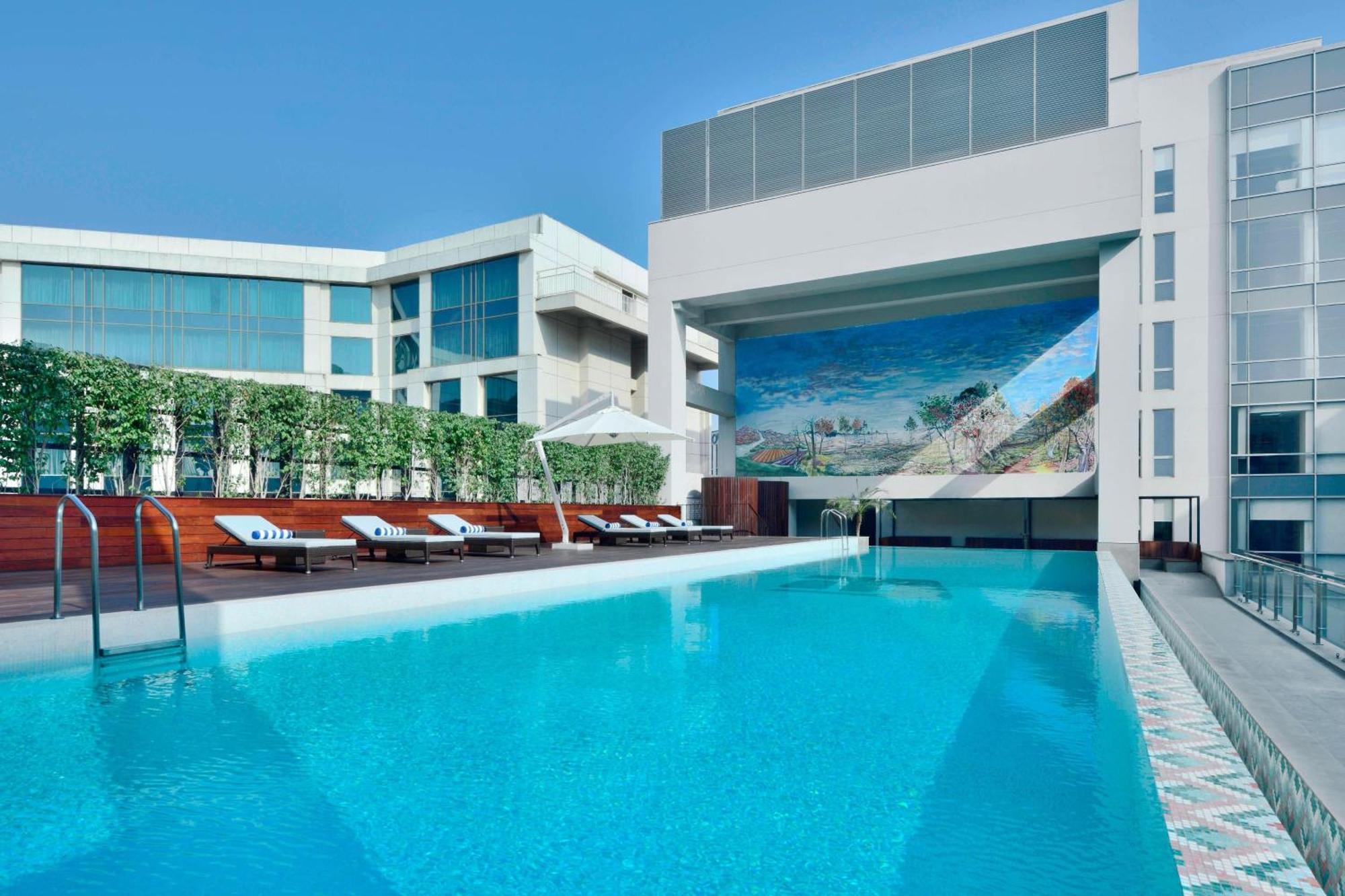 Aloft New Delhi Aerocity Ngoại thất bức ảnh The swimming pool at the hotel