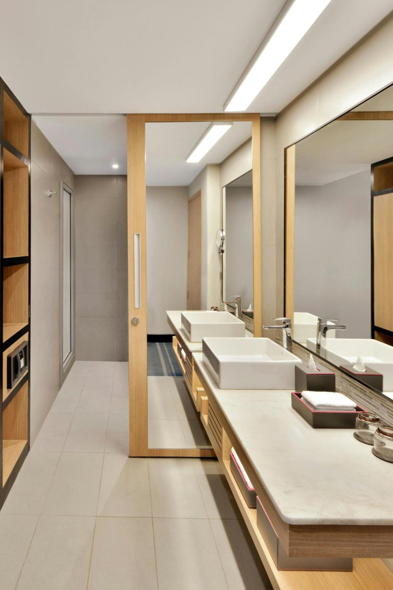 Aloft New Delhi Aerocity Ngoại thất bức ảnh Bathroom