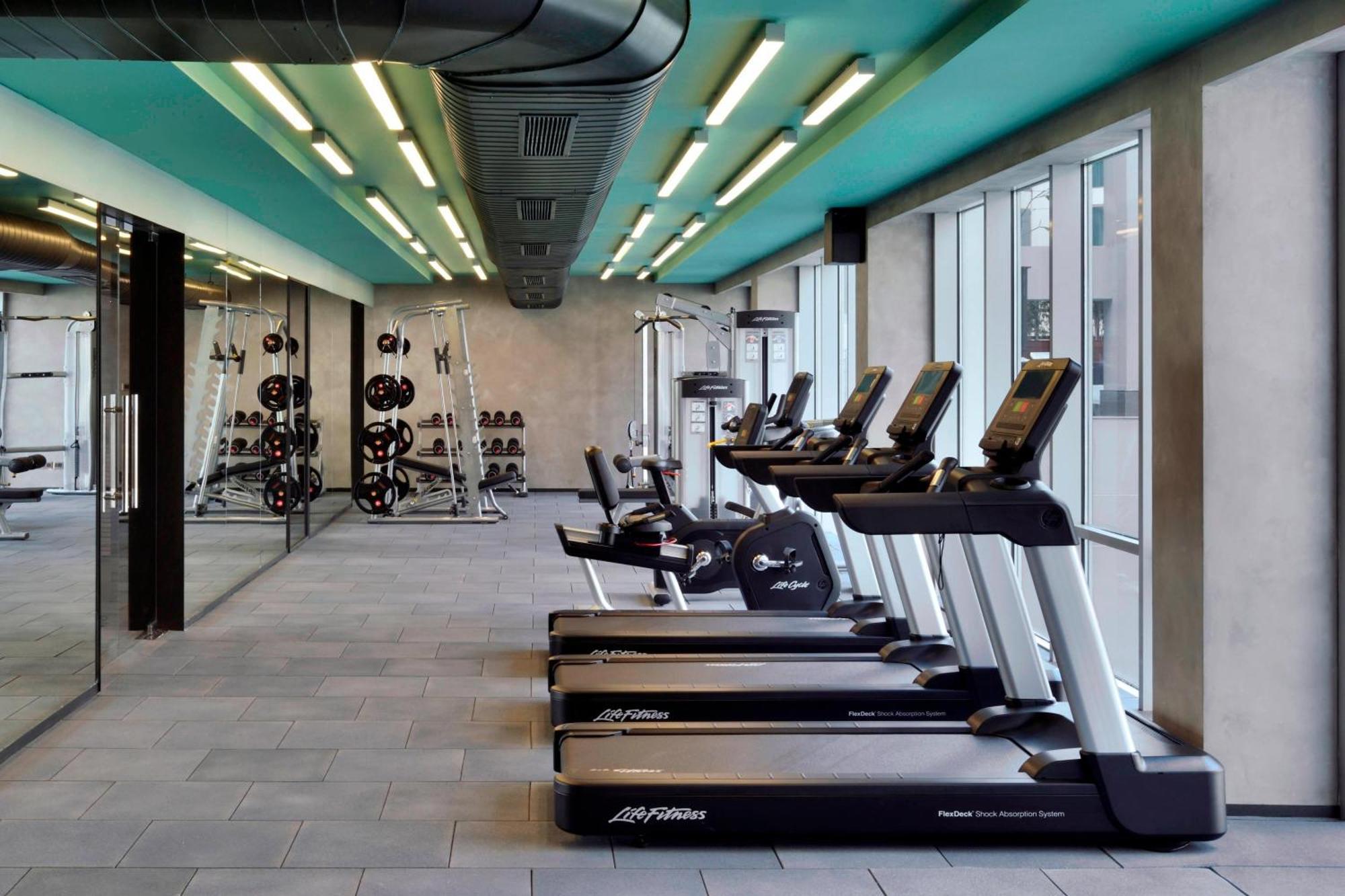 Aloft New Delhi Aerocity Ngoại thất bức ảnh The gym at the 100 North Main