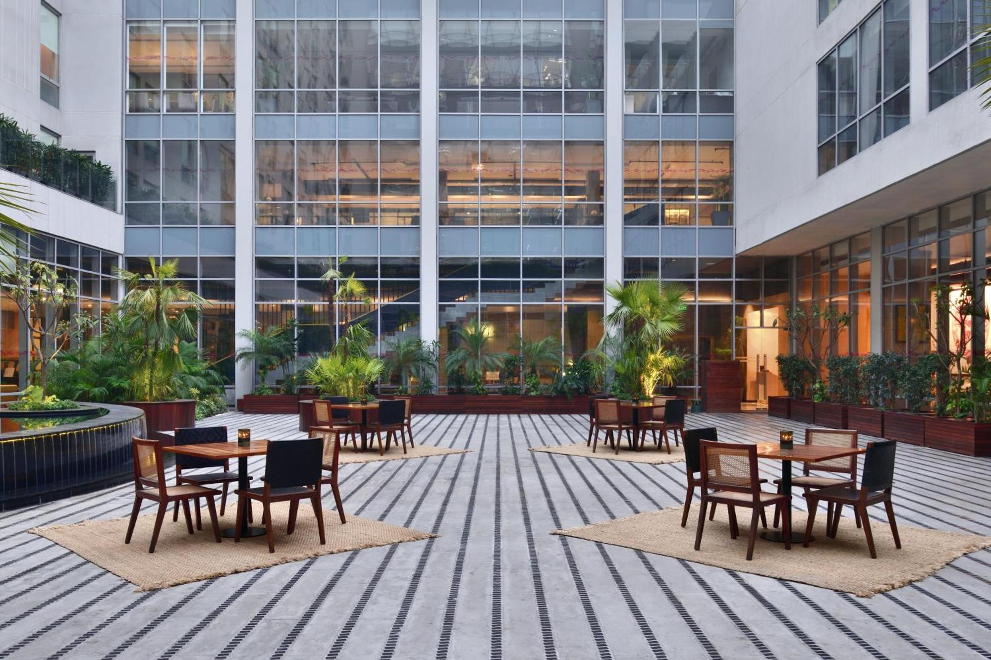 Aloft New Delhi Aerocity Ngoại thất bức ảnh The courtyard at the hotel